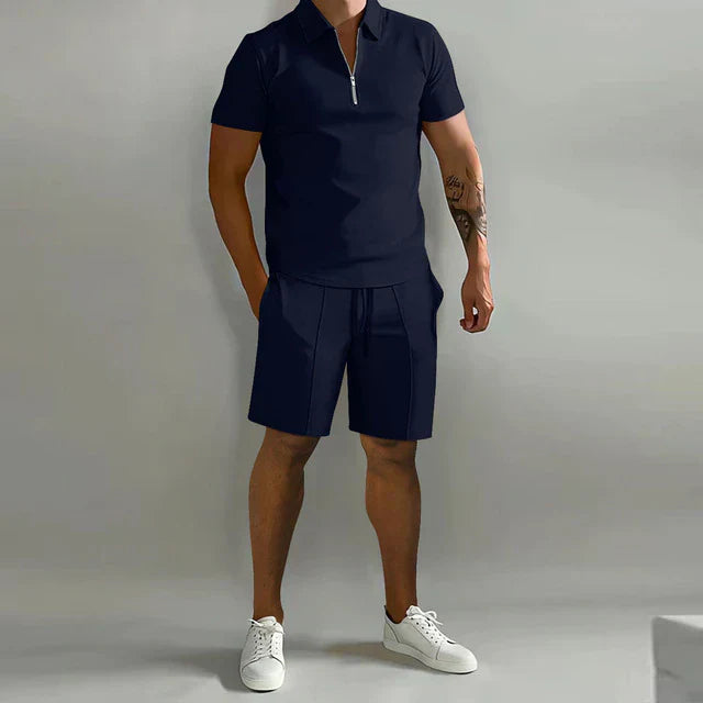 "Luxe heren zomerset met elegant poloshirt en comfortabele shorts, ideaal voor stijlvolle zomerse dagen."