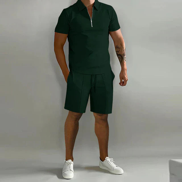 "Luxe heren zomerset met elegant poloshirt en comfortabele shorts, ideaal voor stijlvolle zomerse dagen."