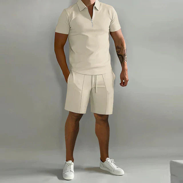 "Luxe heren zomerset met elegant poloshirt en comfortabele shorts, ideaal voor stijlvolle zomerse dagen."
