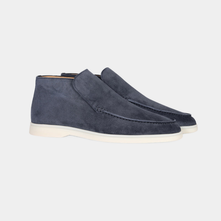 Zwarte, comfortabele heren loafers van kalfssuède, een veelzijdige en elegante mannenschoen voor elke stijl.