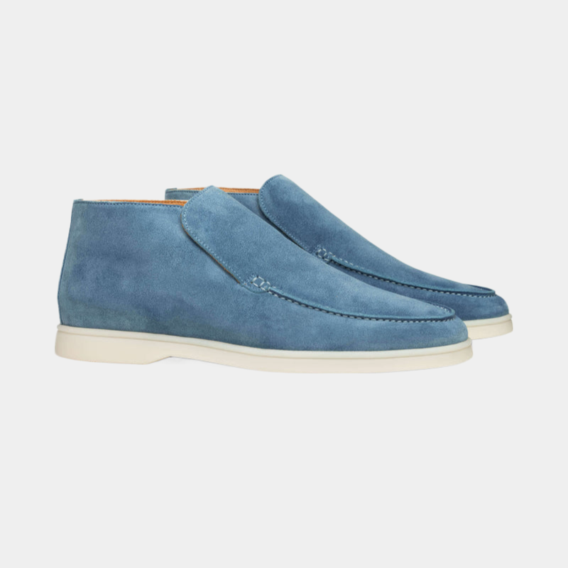Paar donkerblauwe kalfssuède herenloafers, een casual en toch formele instapper, ideaal voor de moderne man.
