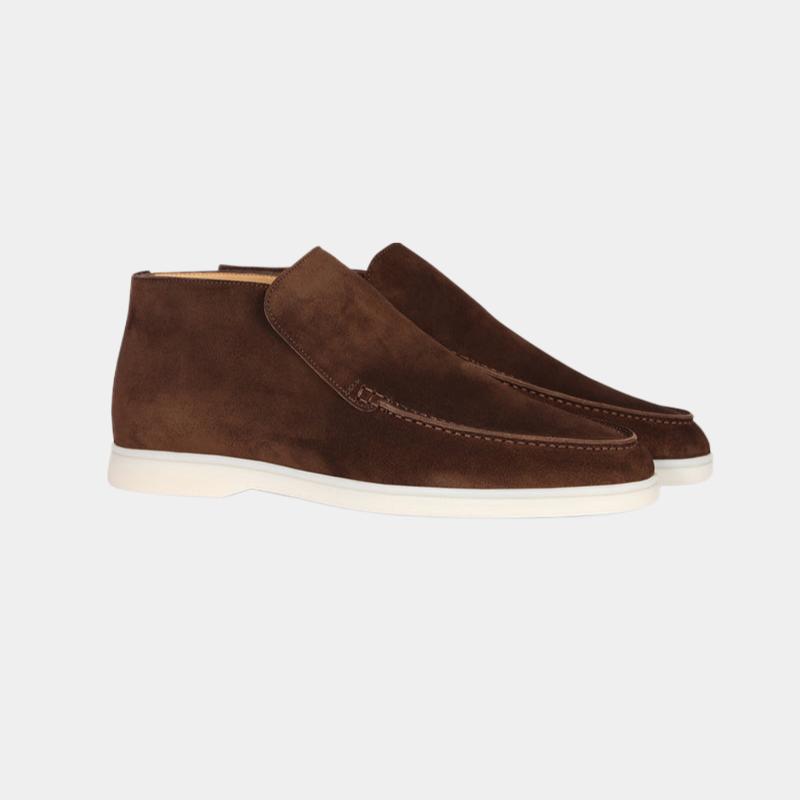 Een close-up van de zachte textuur van bordeauxrode kalfssuède herenloafers, met aandacht voor comfort en stijl.
