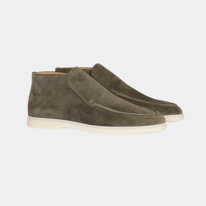 Heren instappers in beige kalfssuède, een lichte en comfortabele schoen, perfect voor zowel zomerse als formele looks.
