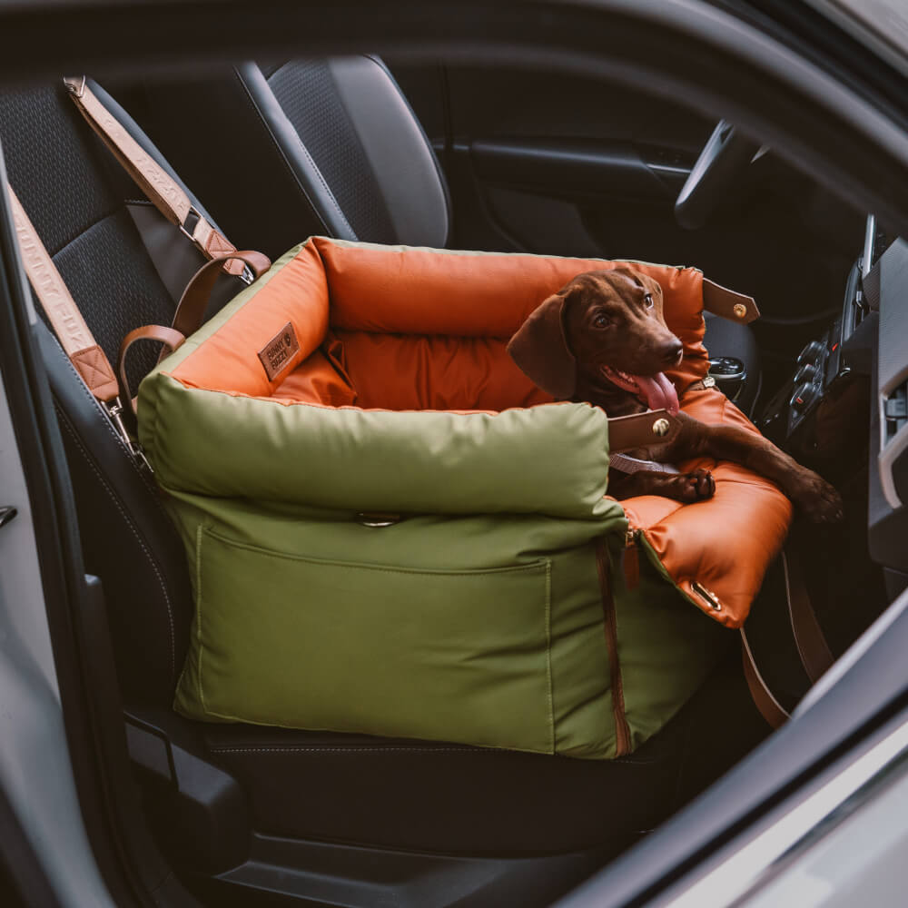 Luxe hondenautostoel met pluche voering en geïntegreerde veiligheidsriem, stijlvol en veilig voor elke autoreis.