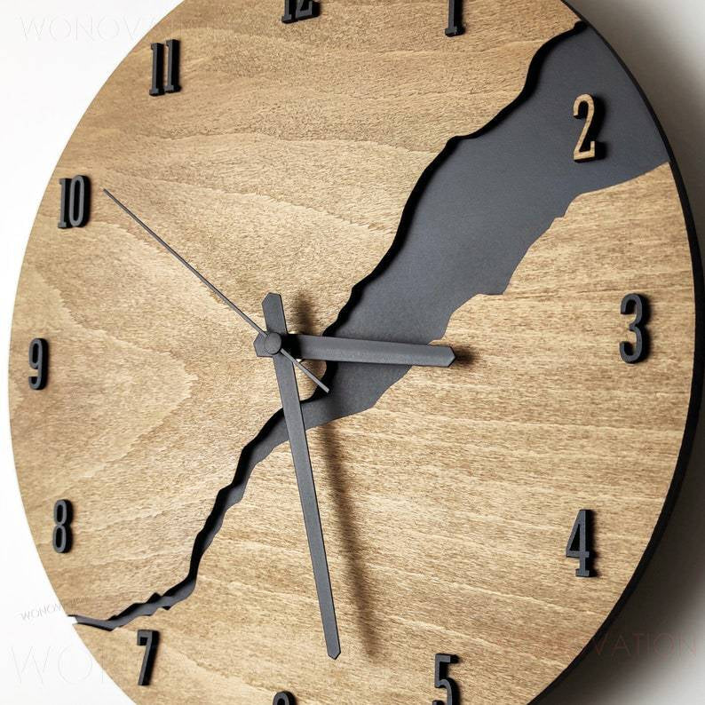 Luxe houten wandklok Nuvoro, tijdloos design voor een elegante woonkamer of kantoorinterieur.