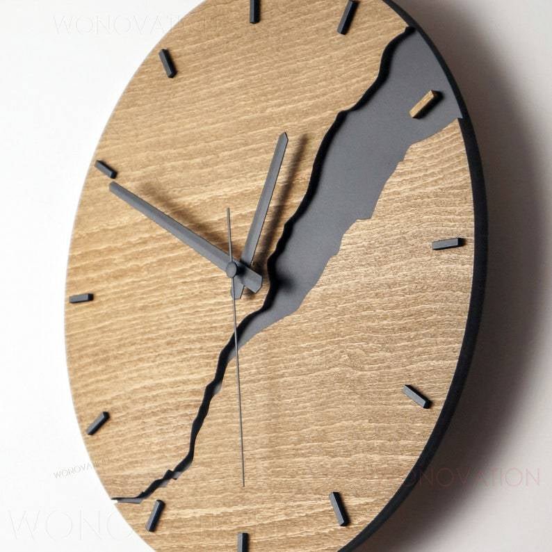 Minimalistische houten wandklok met natuurlijke uitstraling, perfecte decoratie voor moderne interieurs.