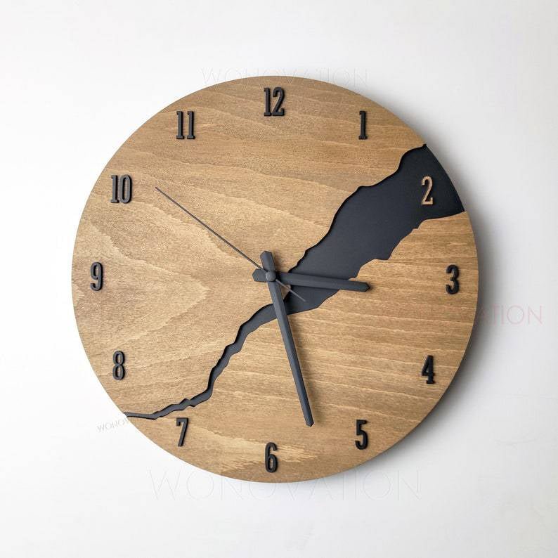 Elegante houten wandklok, ideaal voor een luxe woonkamer of stijlvol kantoorinterieur. Natuurlijk en tijdloos.