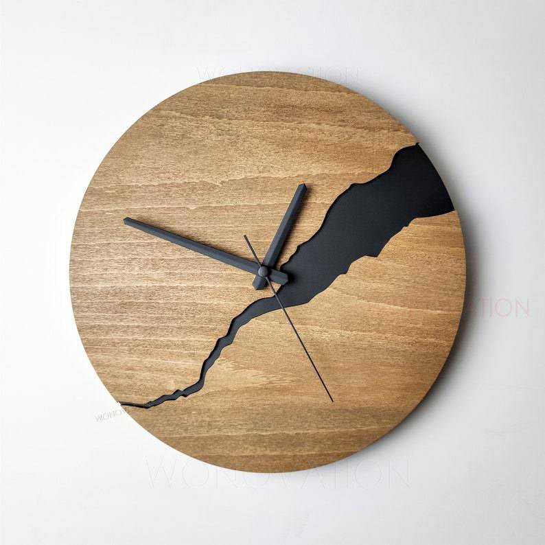 Hoogwaardige houten wandklok, minimalistisch design, perfect voor moderne woondecoratie en tijdloos interieur.