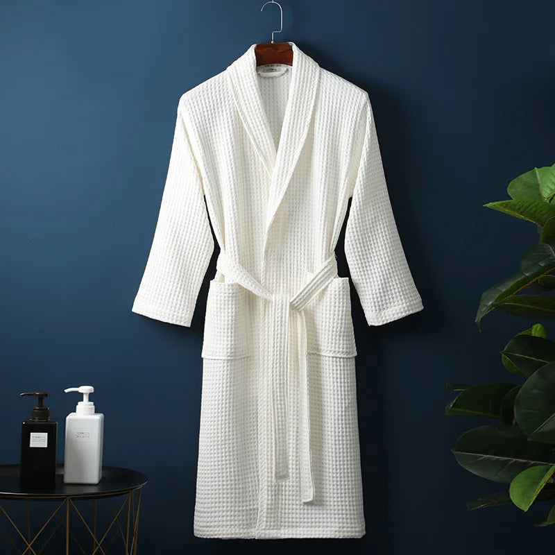 Luxe katoenen badjas in blauw, zachte stof, comfortabel en ademend. Perfect voor ontspanning.