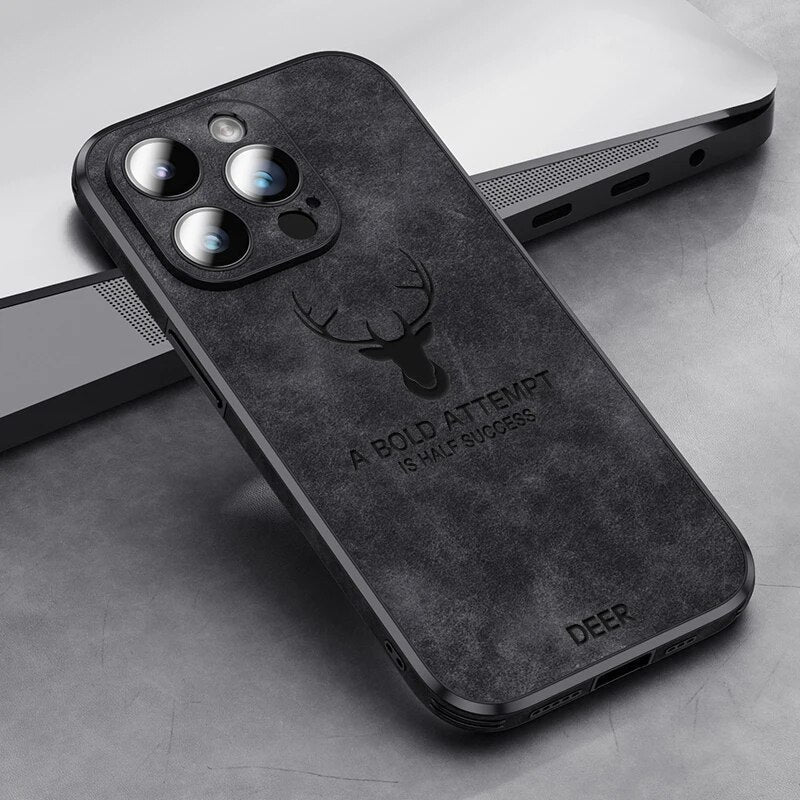 Zwart leren iPhone hoesje met een matte afwerking, elegant en modern.