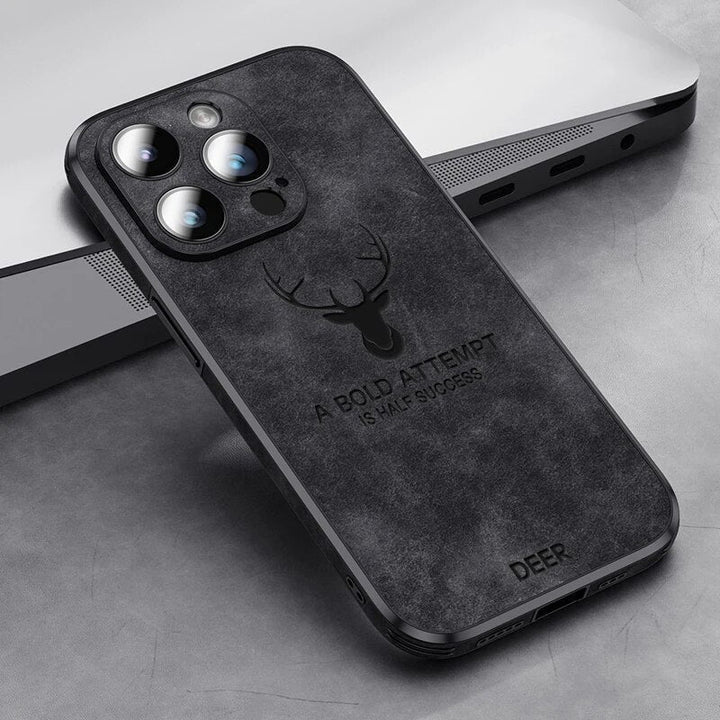Zwart leren iPhone hoesje met een matte afwerking, elegant en modern.