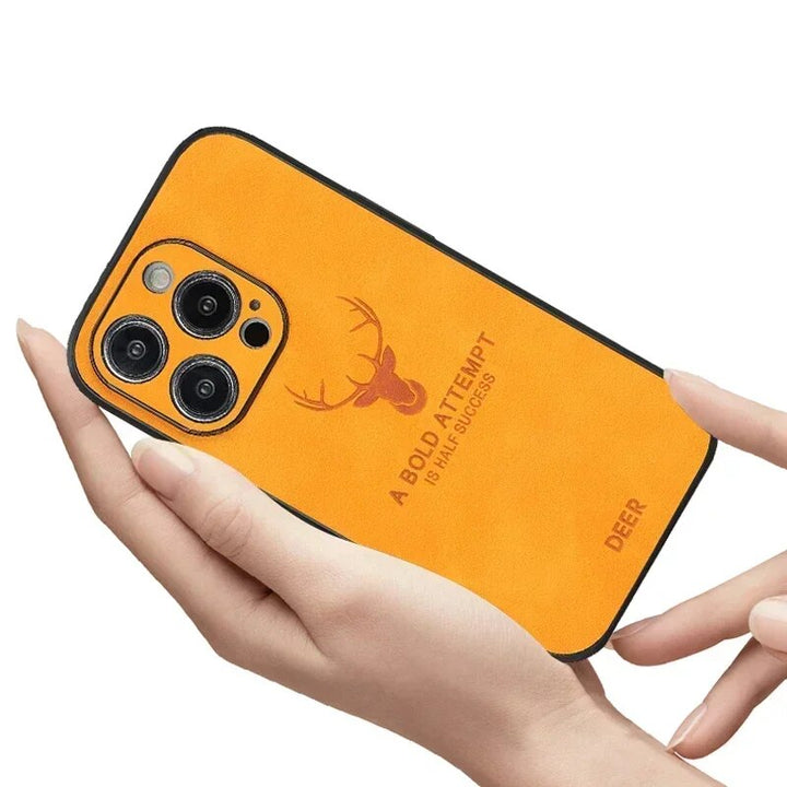 Zwart leren iPhone hoesje, liggend op een marmeren ondergrond.