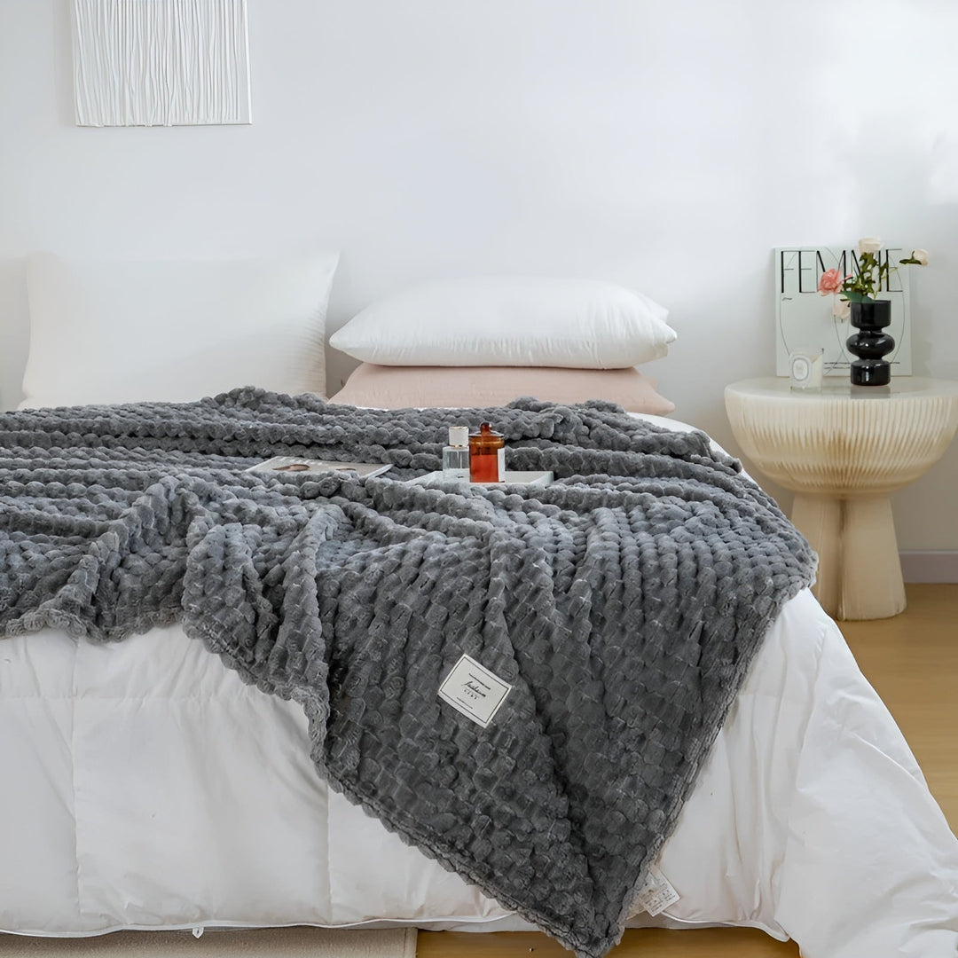 "Luxe microfleece deken in neutrale kleur, zacht en warm. Perfect als decoratieve bankdeken of bedsprei voor elk interieur."