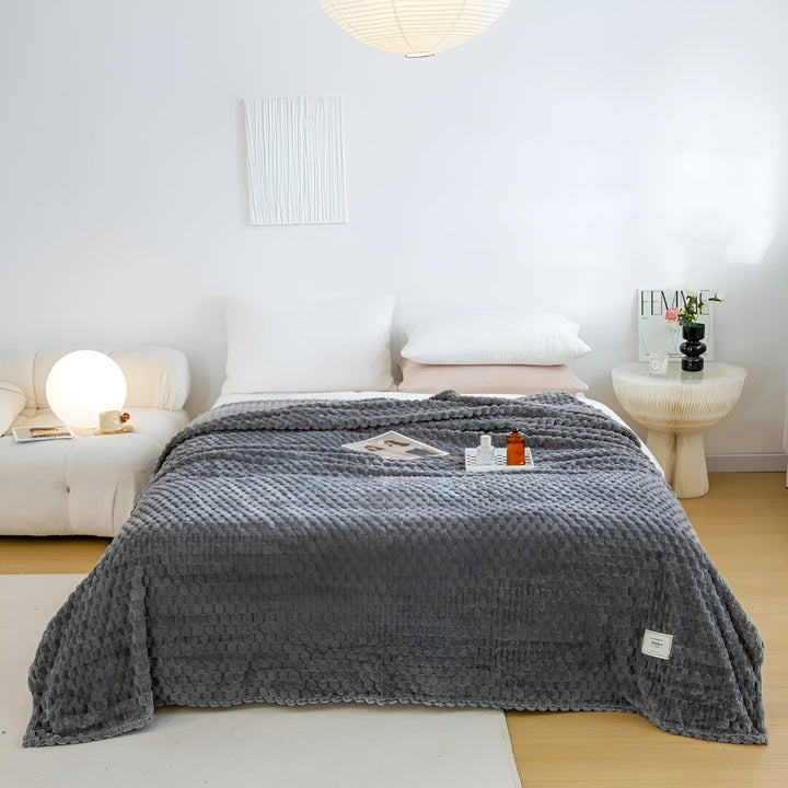 "Luxe microfleece deken in neutrale kleur, zacht en warm. Perfect als decoratieve bankdeken of bedsprei voor elk interieur."