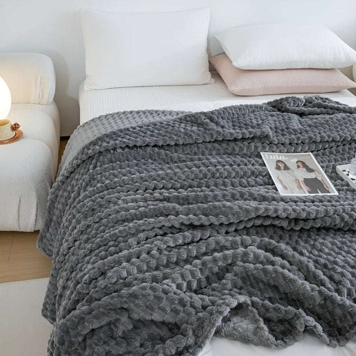 "Luxe microfleece deken in neutrale kleur, zacht en warm. Perfect als decoratieve bankdeken of bedsprei voor elk interieur."