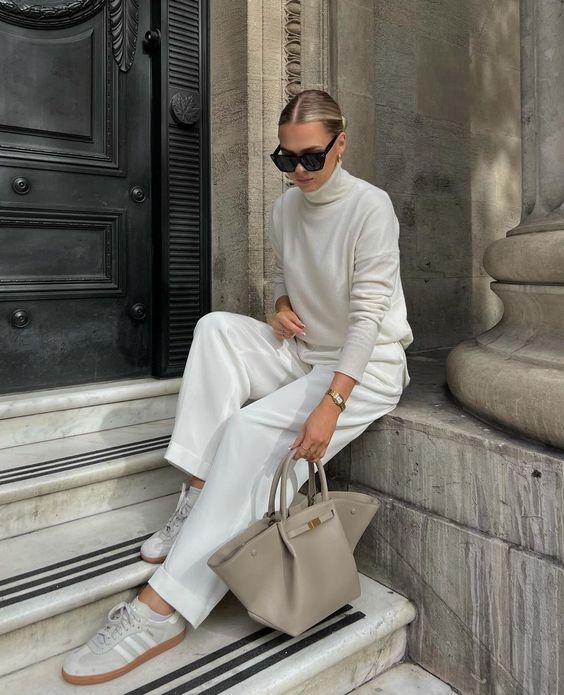 "Luxe oversized schoudertas voor dames, zwart met gouden sluiting, minimalistisch design, ideaal voor werk of reizen."