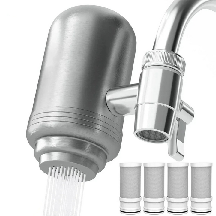 "Luxe RVS waterfilter met modern design voor kristalhelder drinkwater in keuken, passend bij elke kraan."