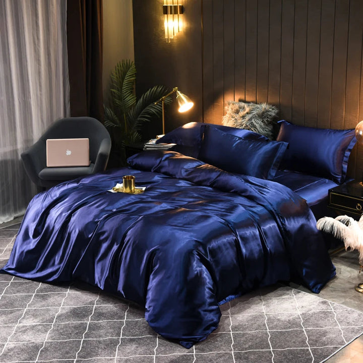 "Luxe satijnen beddenset, zijdezacht en chic; dekbedovertrek en kussenslopen in elegante kleuren voor ultiem comfort."