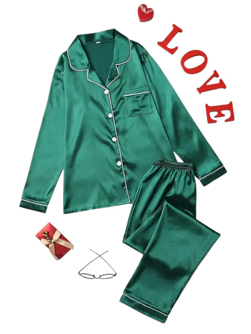 "Luxe satijnen dames pyjamaset met glanzende afwerking, zijdeachtige textuur en elegante uitstraling voor ultiem comfort."