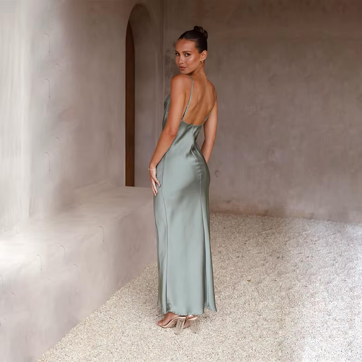 "Luxe satijnen maxi-jurk met watervalhals, elegante uitstraling, open rug en glanzende stof voor formele gelegenheden."