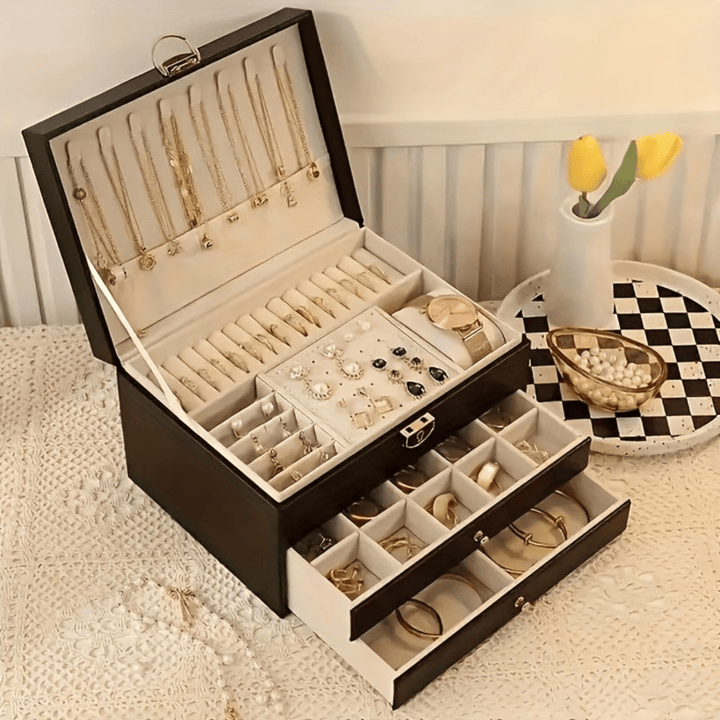 Luxe witte sieraden organizer box met vakken voor kettingen, ringen en armbanden, elegant en praktisch ontwerp.