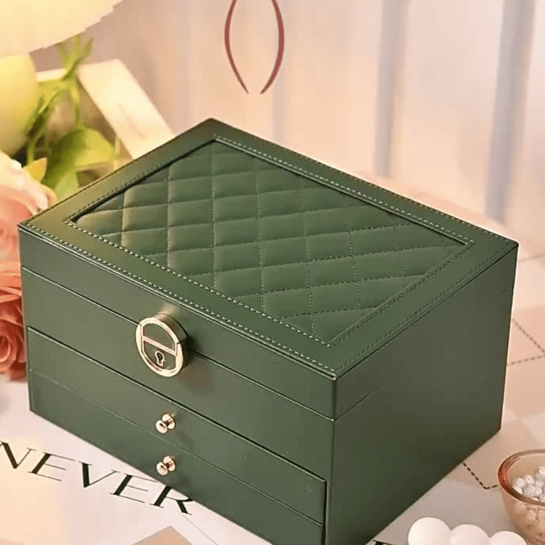 Close-up van de vakken in de sieraden organizer box, perfect voor het opbergen van diverse sieraden.