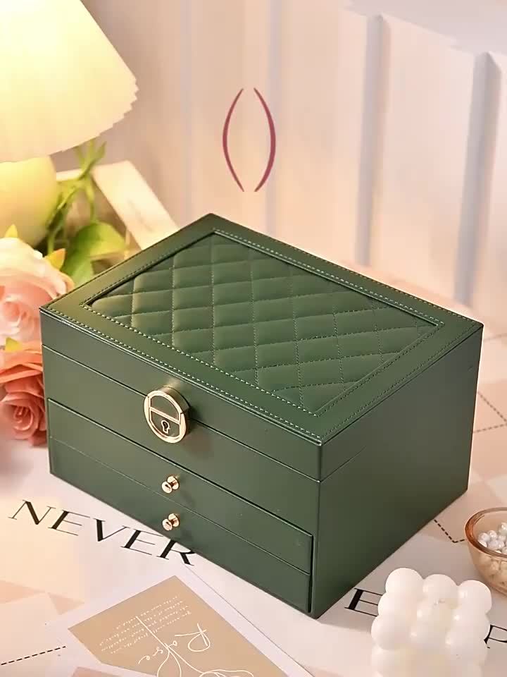 "Luxe sieradendoos van leer met meerdere vakken voor ringen, kettingen en armbanden, elegant en duurzaam design."