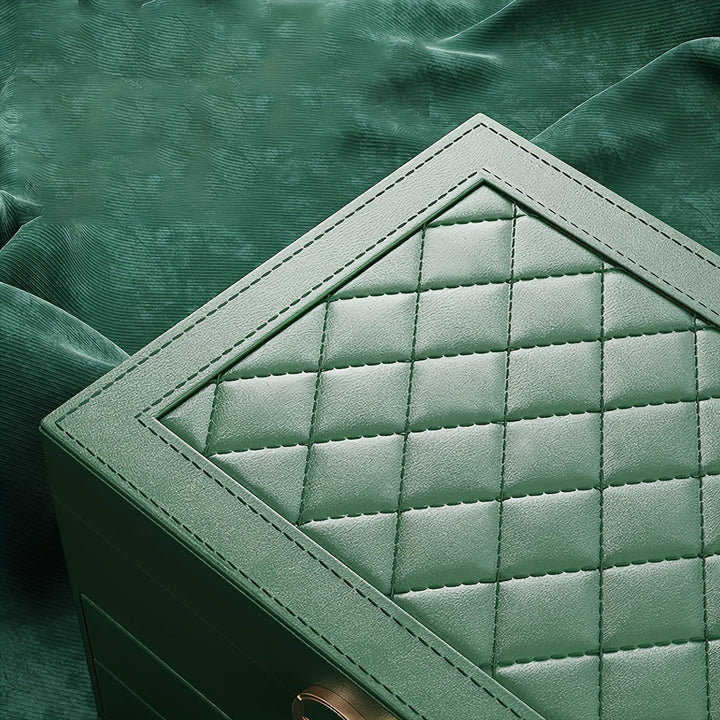 "Luxe sieradendoos van leer met meerdere vakken voor ringen, kettingen en armbanden, elegant en duurzaam design."