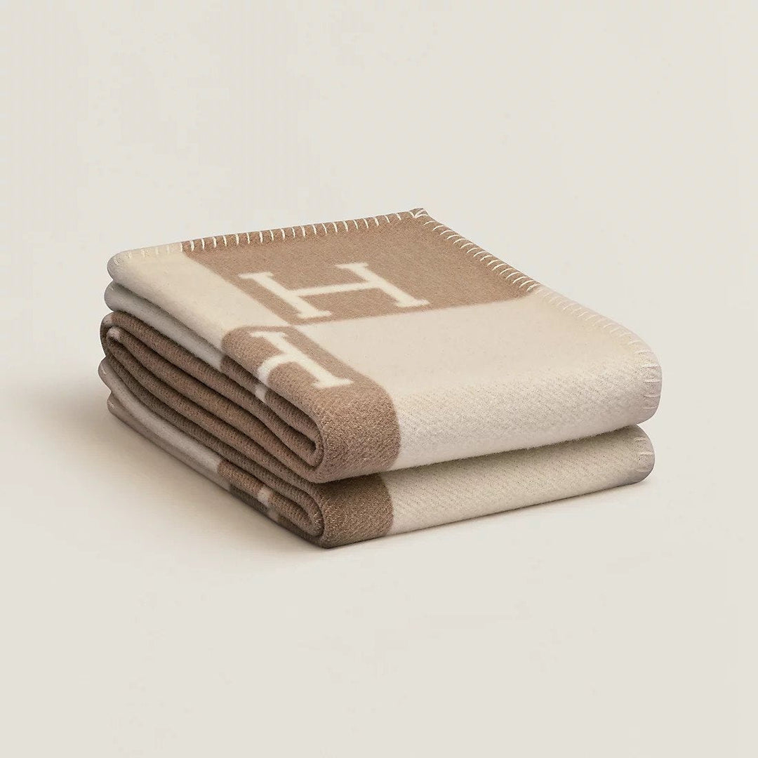 Elegante bankdeken van zachte wol en kasjmier, perfect voor een knusse woonkamer.