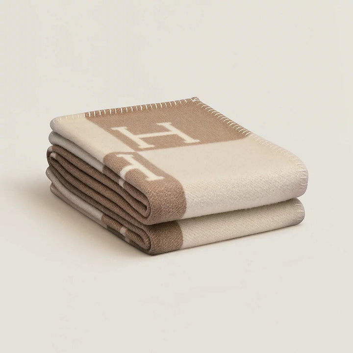 Elegante bankdeken van zachte wol en kasjmier, perfect voor een knusse woonkamer.
