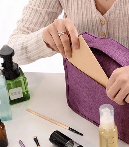 Opgevouwen hangende toilettas organiser, compact formaat ideaal voor handbagage.