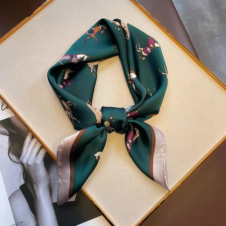 Luxe zijden sjaal in zacht satijn, vrouwelijke elegantie, moderne stijl, ideaal accessoire voor modebewuste vrouwen.
