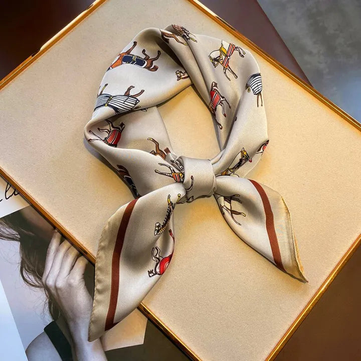 Luxe zijden sjaal in zacht satijn, vrouwelijke elegantie, moderne stijl, ideaal accessoire voor modebewuste vrouwen.