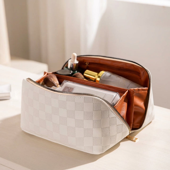 Detail van de luxe PU leren make-up organizer, waterafstotend materiaal, ideaal als toilettas of cosmetictas.