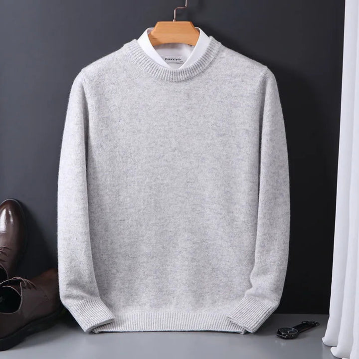 "Luxueuze kasjmier herentrui met O-hals en regular fit, perfect voor winterse stijl en comfort, in diverse kleuren."