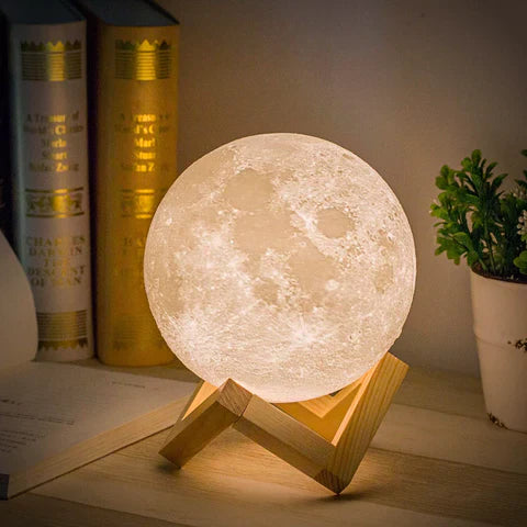 "Magische maanlamp met 3D-geprint maanoppervlak op houten stand, met draadloze touch control voor sfeervolle verlichting."