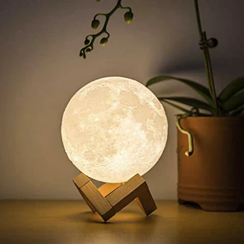 "Magische maanlamp met 3D-geprint maanoppervlak op houten stand, met draadloze touch control voor sfeervolle verlichting."