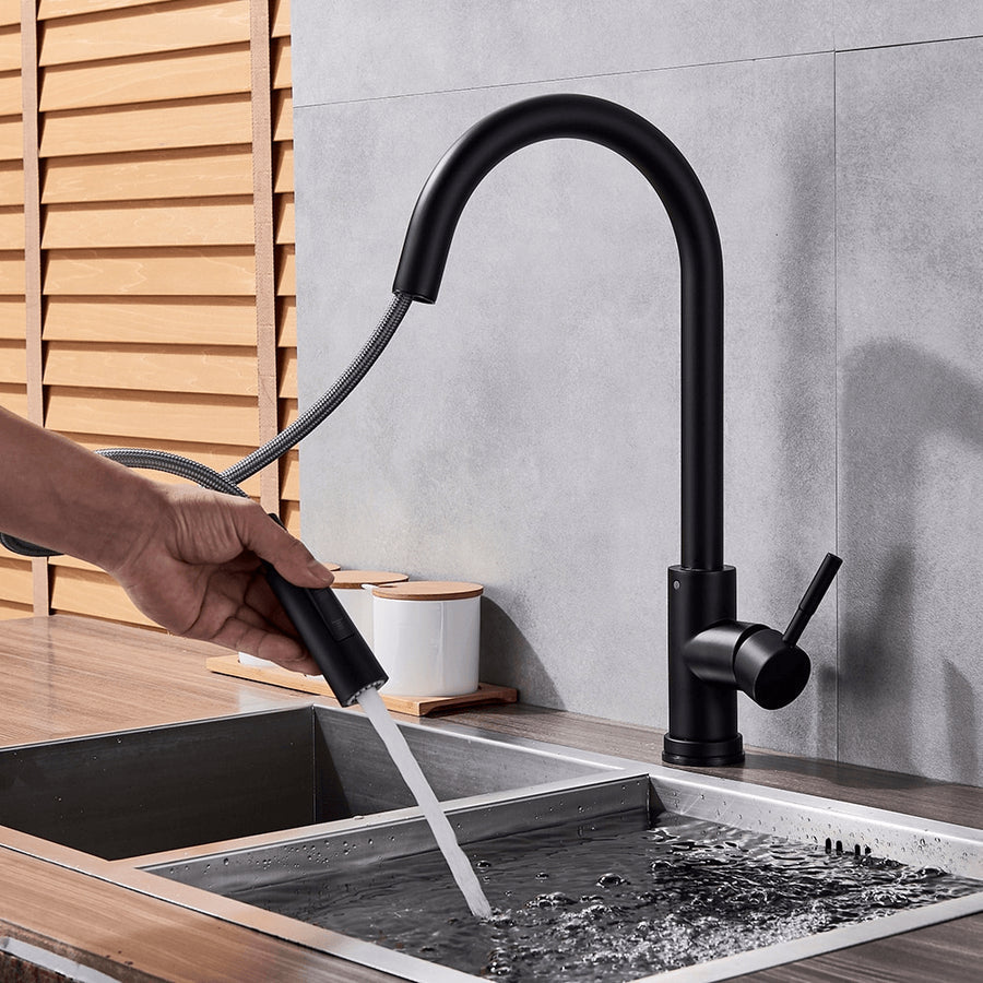 Zijaanzicht van de MALORIA keukenkraan, met strakke moderne lijnen en sensor, rvs design