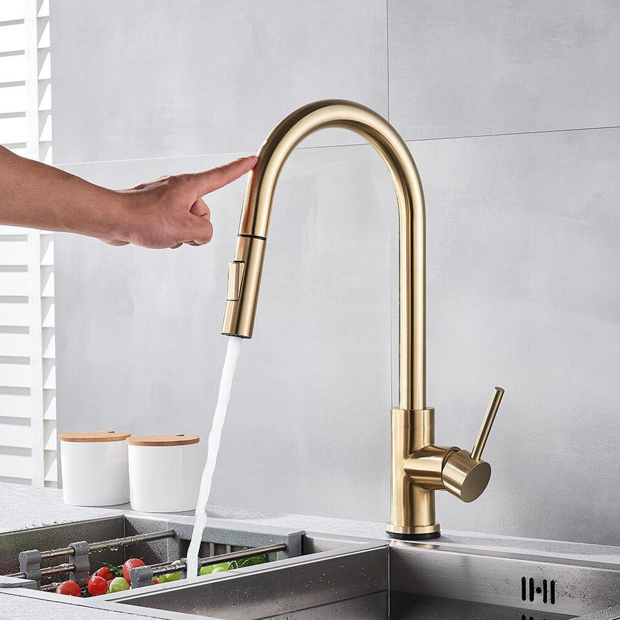 Sfeerbeeld van de MALORIA moderne rvs keukenkraan in gebruik, handsfree bediening voor de drukke keuken