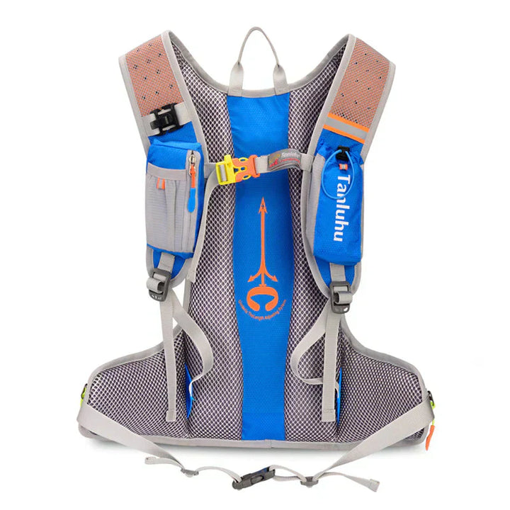 Model inspecteert de verstelbare borstband van de Maloria wandelrugzak 15L, voor extra comfort en stabiliteit.