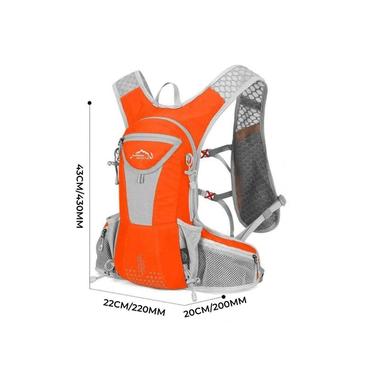 Maloria 15L dagrugzak aan een boom hangend in de natuur, representeert de outdoor-focus en robuustheid.