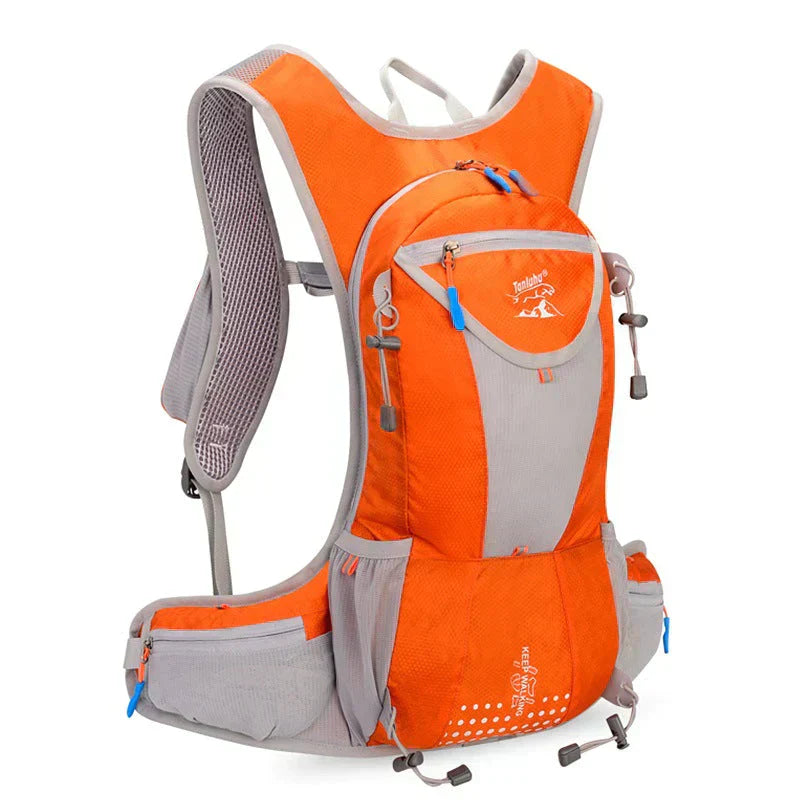 Detail van de gespen en verstelmogelijkheden van de Maloria 15L outdoor rugzak, voor een gepersonaliseerde pasvorm.