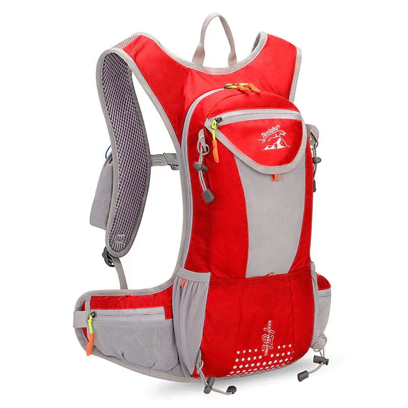 Maloria unisex wandelrugzak 15L op een bergpad, illustreert de geschiktheid voor avontuurlijke tochten.