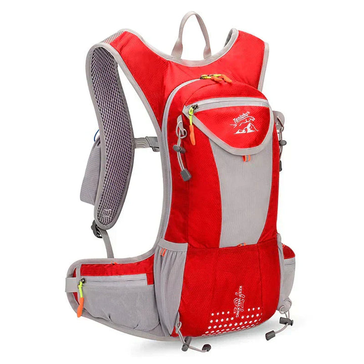 Maloria unisex wandelrugzak 15L op een bergpad, illustreert de geschiktheid voor avontuurlijke tochten.