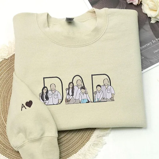 Man toont gepersonaliseerde geborduurde heren hoodie, comfortabele en unieke customized kleding.