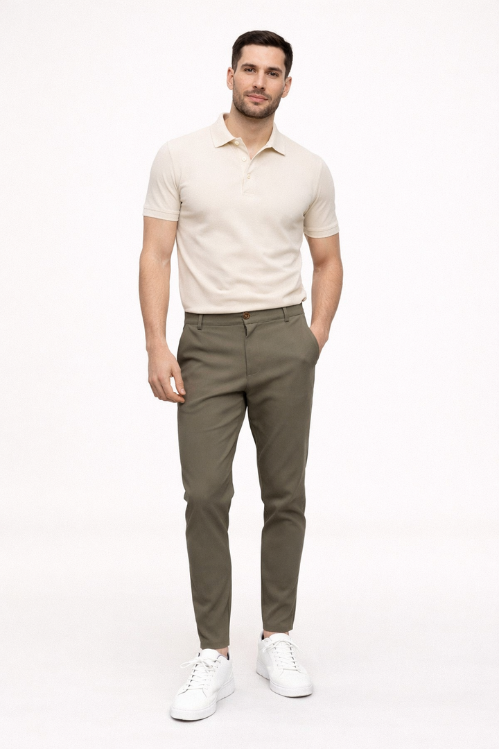 Comfortabele heren chino broek met rechte pasvorm, ideaal voor zowel casual als elegante herenmode outfits.