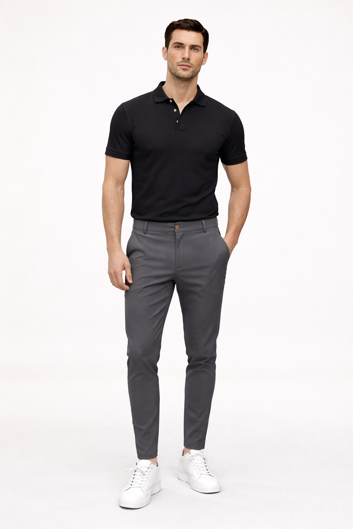Stijlvolle heren chino broek met functionele zakken en rechte pijpen, perfect voor een moderne, nette look.