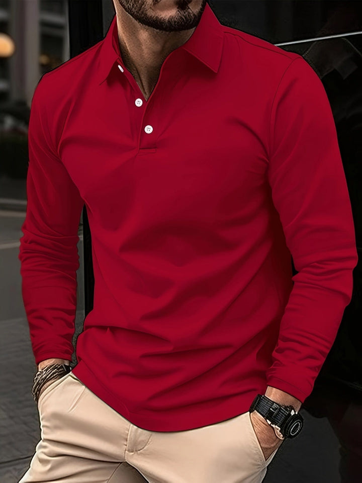 Modieus geklede man in een slim fit herenpolo, straalt comfort en stijl uit.