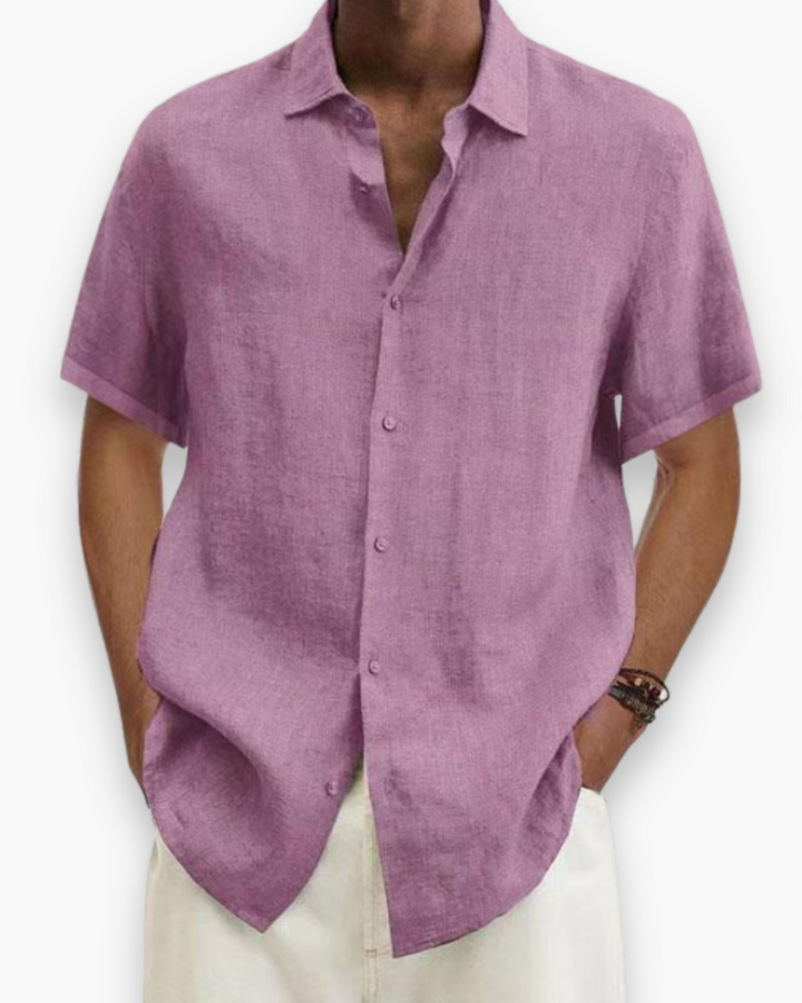 Detail van de kraag en knoopsluiting van dit stijlvolle heren zomeroverhemd.