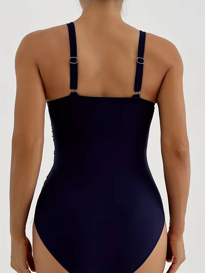 Chique marineblauw V-hals badpak voor dames met ruched detail. Perfecte flatterende zwemkleding voor de zomer.